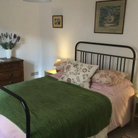 Spacious Pied A Terre With Courtyard Garden *