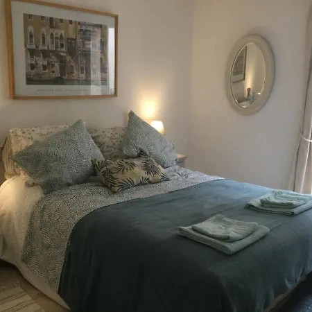 Spacious Pied A Terre With Courtyard Garden Holiday home Dernacueillette