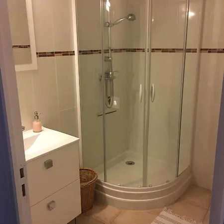Holiday home Spacious Pied A Terre With Courtyard Garden Dernacueillette