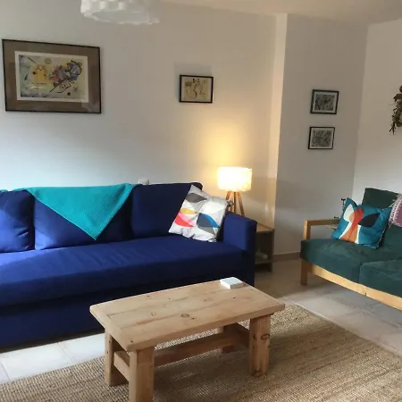 Spacious Pied A Terre With Courtyard Garden Casa vacanze Dernacueillette